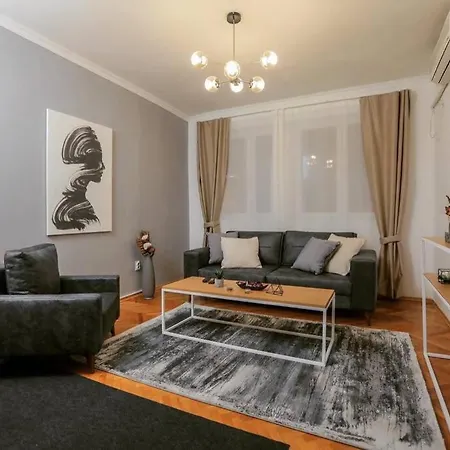 Mickitos At Macedonia Square