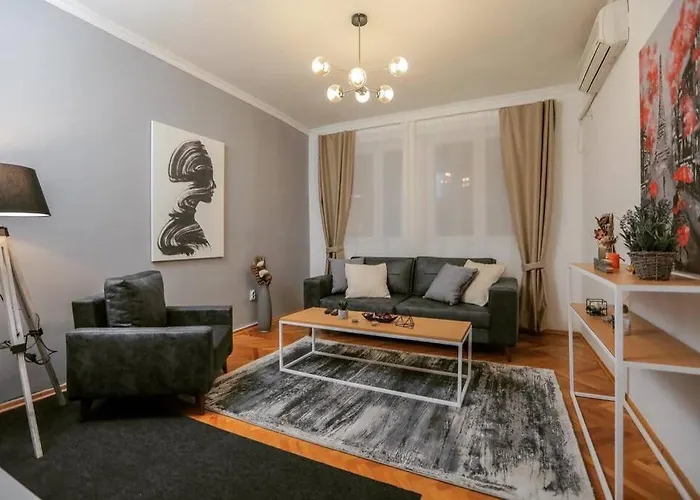 Mickitos At Macedonia Square